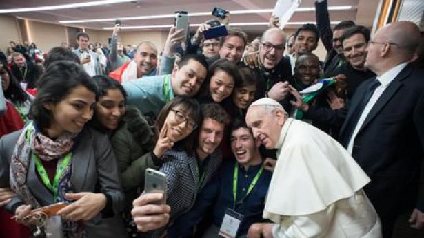 Papa Francesco in mezzo ai giovani