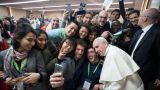 Papa Francesco in mezzo ai giovani