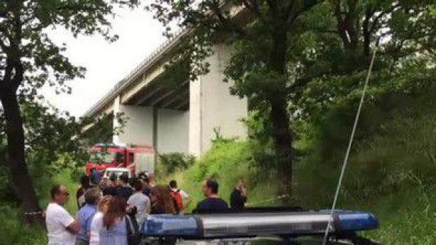 I soccorritori e la gente sotto il viadotto