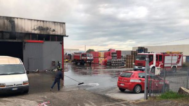 I capannoni aggrediti dal fuoco