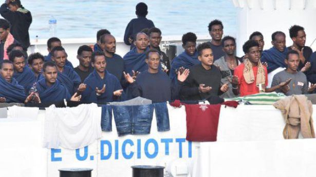 I migranti sequestrati su nave Diciotti
