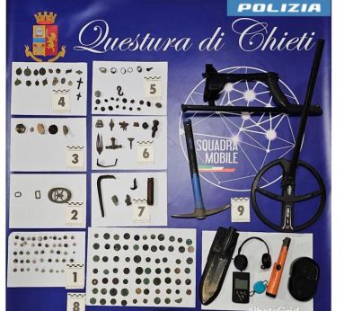 Gli oggetti recuprati dalla Polizia di Stato