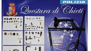 Gli oggetti recuprati dalla Polizia di Stato