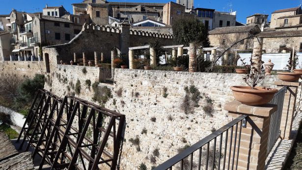 Il muro lesionato di Palazzo d'Avalos che verrà rifatto