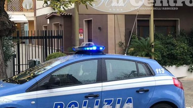 La Polizia davanti all'albergo - Foto Il Centro
