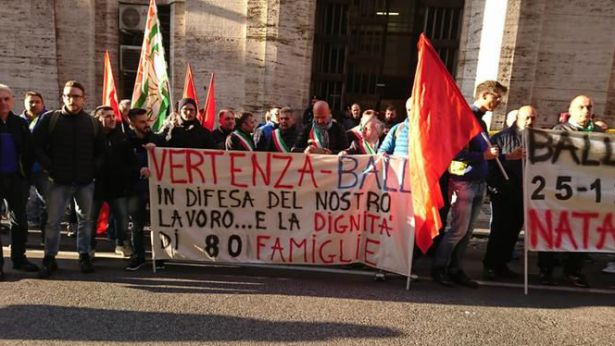 Lavoratori della Ball dinanzi al Ministero a Roma