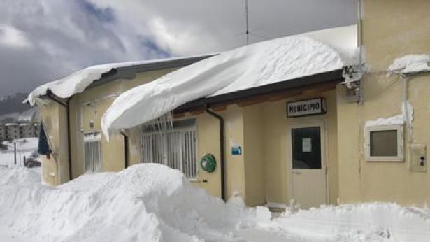 Municipio sotto la neve