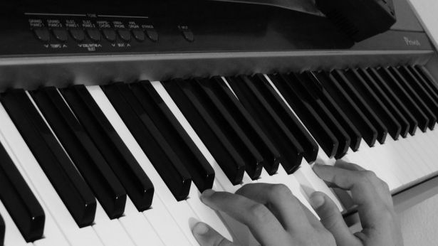 Mani sul pianoforte
