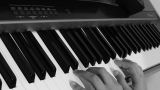 Mani sul pianoforte