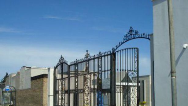 Cimitero di Vasto: l'ingresso su via Conti Ricci