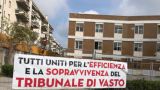 Lo striscione apparso sull'ingresso del Tribunale