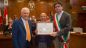 Sonnini riceve il premio dal Sindaco Menna e dall'assessore Marcello - Foto Occhiomagico di Costanzo D'Angelo