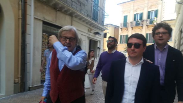 Vittorio Sgarbi fotografato in via Bebbia a Vasto