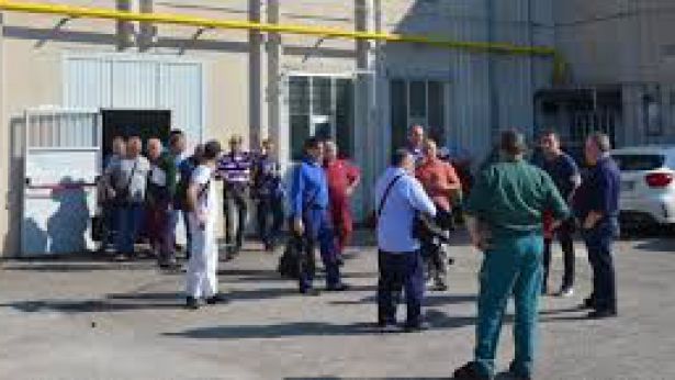 I lavoratori della CBI dinanzi alla fabbrica