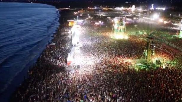 L'incredibile affluenza al Jova beach di Castelvolturno, una location che può essere simile a quella di Vasto