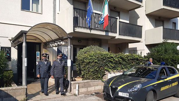 La Guardia di Finanza esce dalla sede INPS