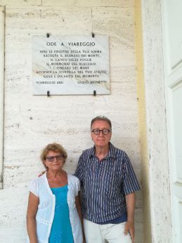 Il prof. Brunetti con la gentile consorte sotto la stele di "Ode a Viareggio"