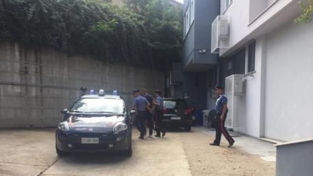 Il trasferimento dell'albanese agli arresti