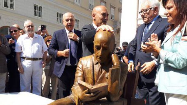 La statua dedicata a Gabriele D'Annunzio