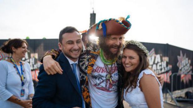 Jovanotti con gli sposi sul palco di Linate
