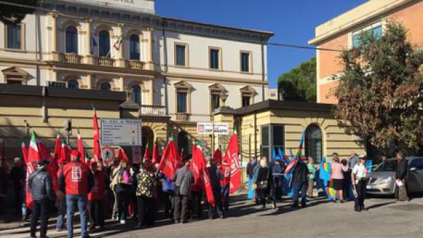 Pescara: sit-in sindacati pensionati a Pescara