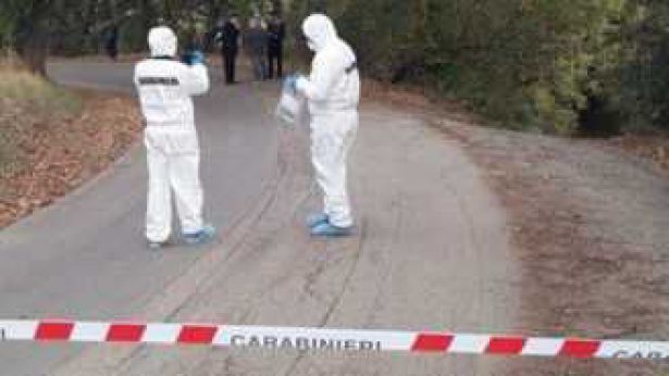 I rilievi della scientifica sul luogo dell'omicidio