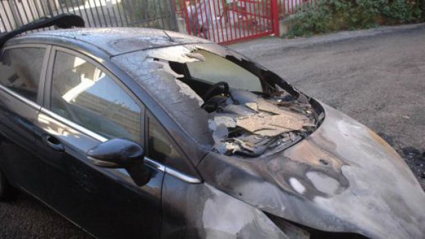 La Ford Fiesta distrutta dalle fiamme