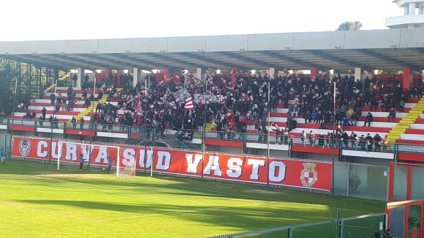La curva sud dello stadio Aragona
