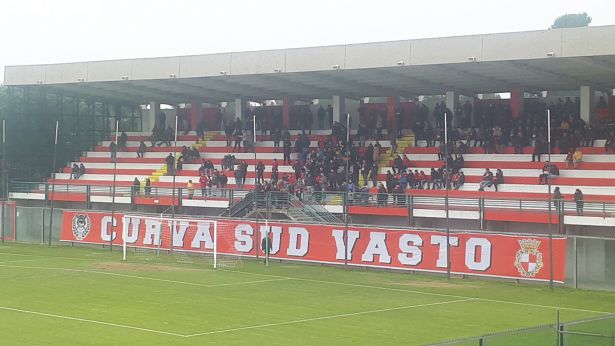 La curva sud dello stadio Aragona