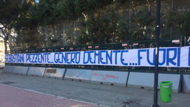 Lo striscione affisso dai tifosi del Pescara