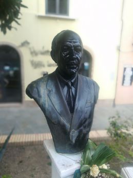 Il busto del sen. Giuseppe Spataro eretto a Vasto