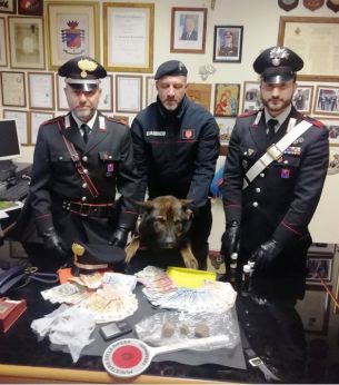 La droga e l'unità cinofila dei Carabinieri