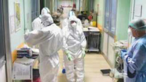 Medici e infermieri in prima linea