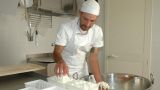 Leonardo Angelucci nel suo caseificio