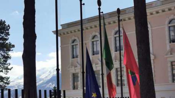 Bandiera della U.E. ammainata