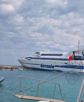 La nave della Tirrenia sugli scogli alla Isole Tremiti