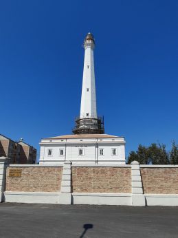 Il possente Faro di Punta Penna