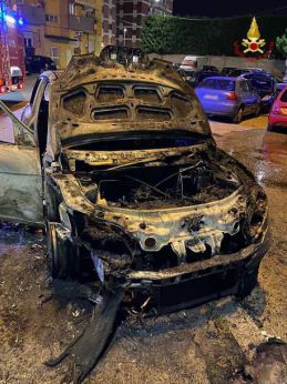 Pescara: auto incendiata