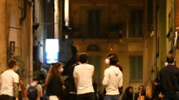 Assembramento davanti ad un locale