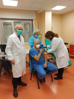 Il prof. Jacopo Vecchiet sottoposto a vaccinazione