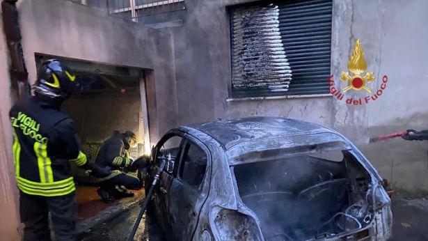L'auto andata a fuoco