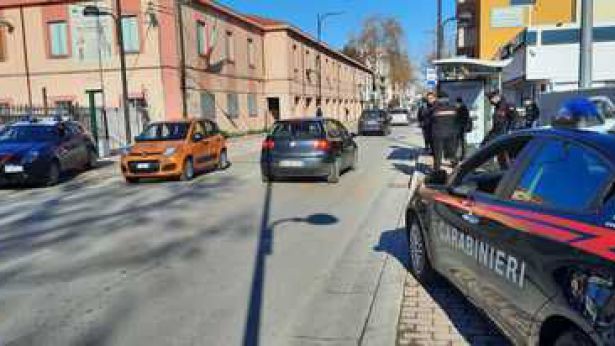 Carabinieri davanti alle scuole