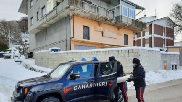 La bombola di ossigeno portata dai Carabinieri