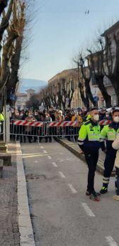 La gente segue dietro le transenne il rito funebre