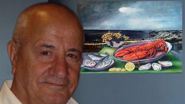 L'Artista Cesare Giuliani vicino ad una sua opera pittorica