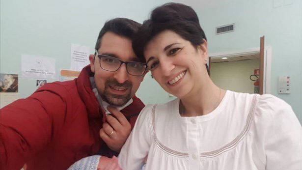 Il piccolo Enea tra le braccia di mamma Anna e papà Alfredo