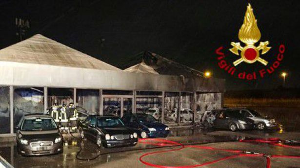 L'autoconcessionaria attaccata dalle fiamme
