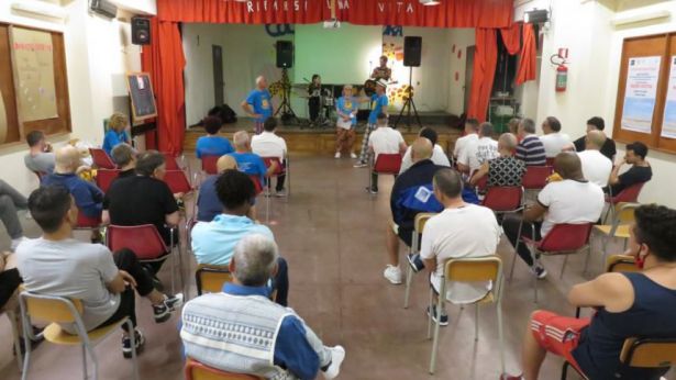 Un momento dello spettacolo nel carcere di Vasto