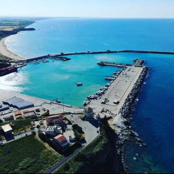 Il molo di levante del porto di Punta Penna
