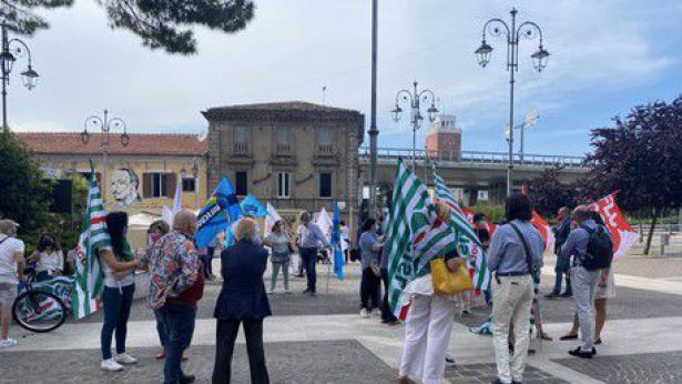 Manifestazione a Pescara sotto gli uffici della Regione